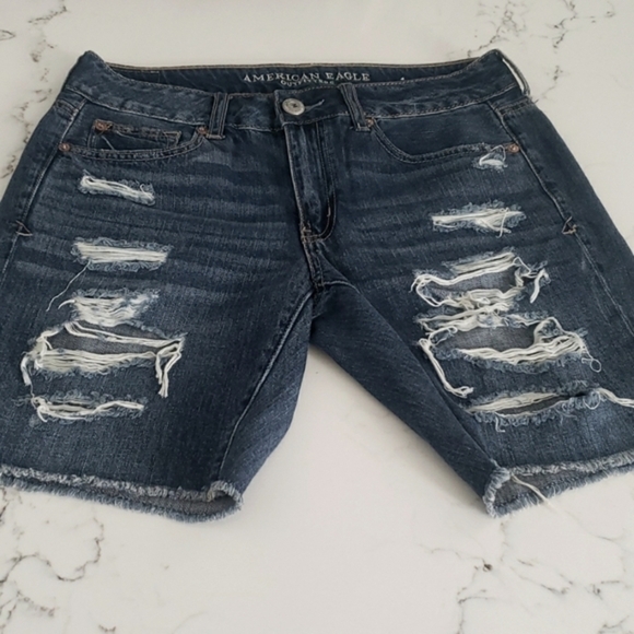 AMERICAN EAGLE Outfitters Jeans Women's Tomgirl Bermuda RIPPED‎ Shorts Size 4 - Picture 3 of 4